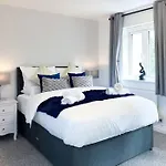 Boutique Townhouse - Sleeps Up To 8 - Perfect For Families & Groups!