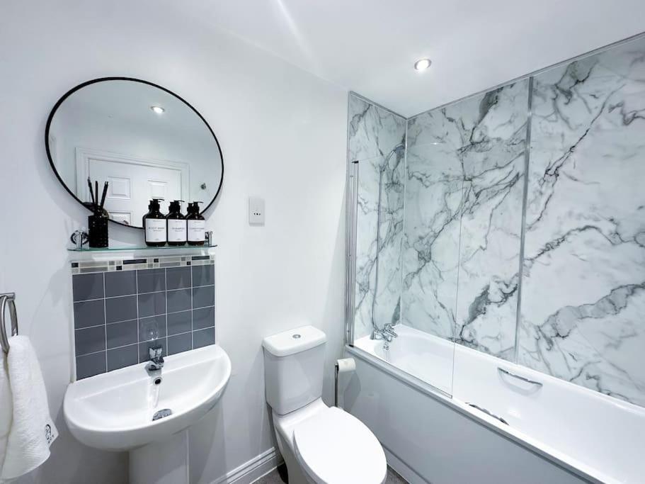 Boutique Townhouse - Sleeps Up To 8 - Perfect For Families & Groups! Leilighet