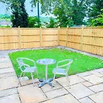 Boutique Townhouse - Sleeps Up To 8 - Perfect For Families & Groups!